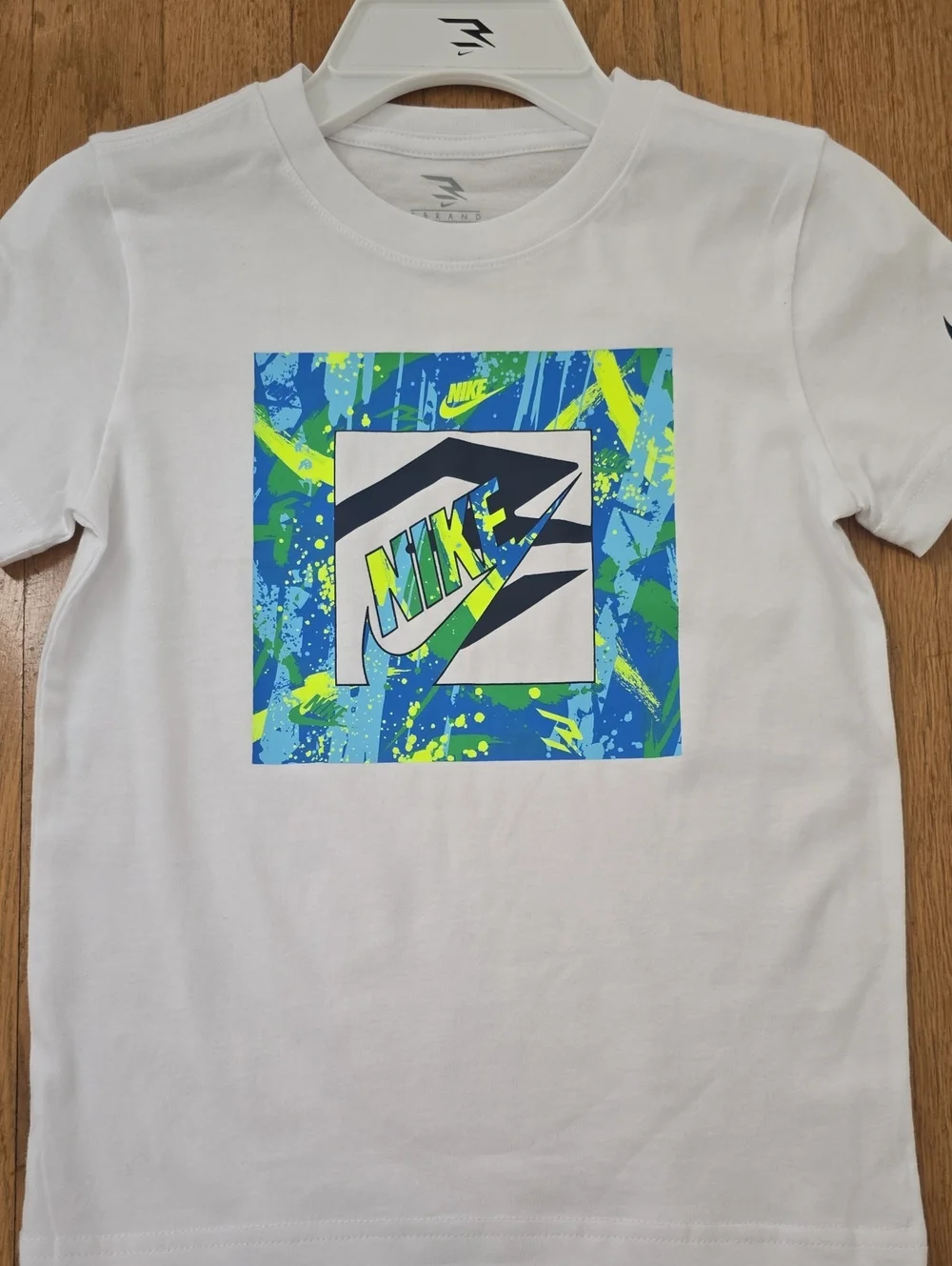 NIKE SIGNATURE BRAND BOYS BLUE JOGGER PANTS AND WHITE SIGNATURE TEE-SHIRT SIZE 6